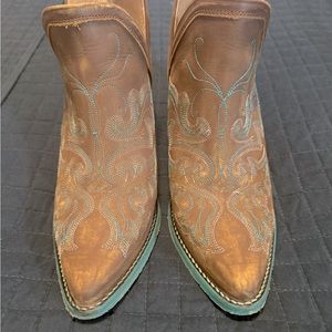 Coral/ circle G boots NEW with box  cognac embroidered boots NEW size 10 1/2